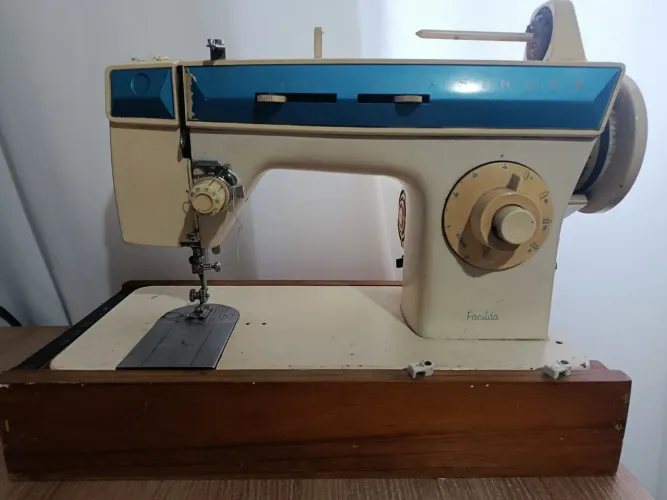 Máquina de Costura Singer