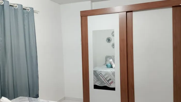 Aluga-se apto de 2 dormitórios climatizado,mobiliado