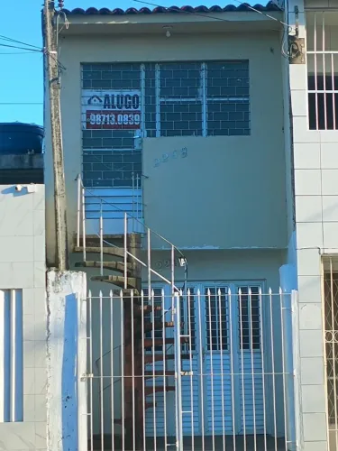 CASA 1 ANDAR COM 1 QUARTO NO CONJUNTO SANTO EDUARDO.