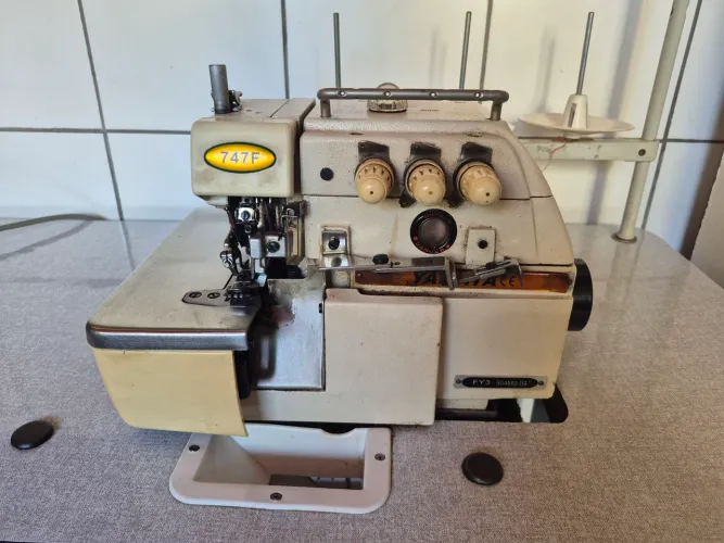 Maquina overlock industrial Yamata 