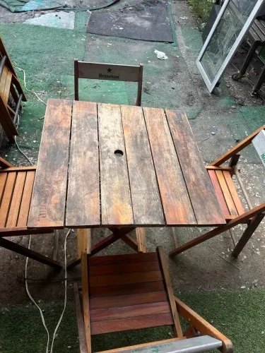 Jogo de mesa e cadeira de madeira 