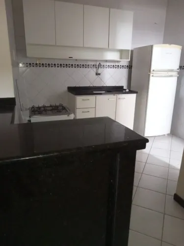 Aluga-se apartamento 2 quartos na aruanha, excelente localização.