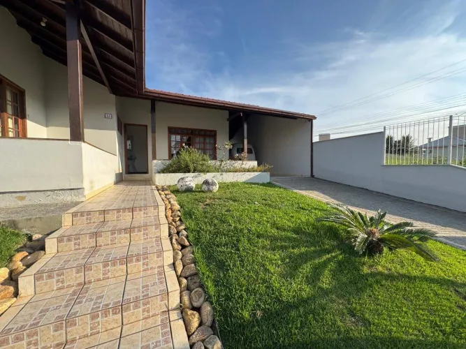 Casa para alugar em Palhoça/SC (Pedra Branca) com 3 quartos e quintal