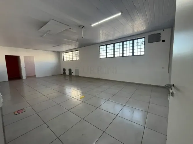 Salão comercial para locação na Av. Duque de Caxias em Bauru-SP.