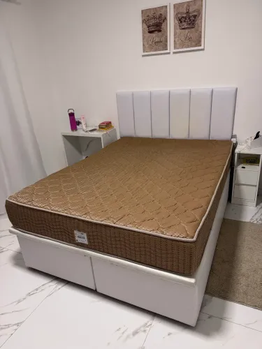 Cama casal com baú