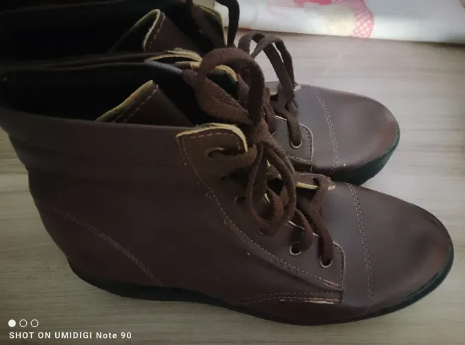 Bota feminina marrom ......em bom estado de conservação