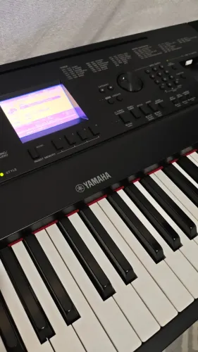 Piano Yamaha DGX-660 digital impecável com pedal de sustain e suporte de partitura