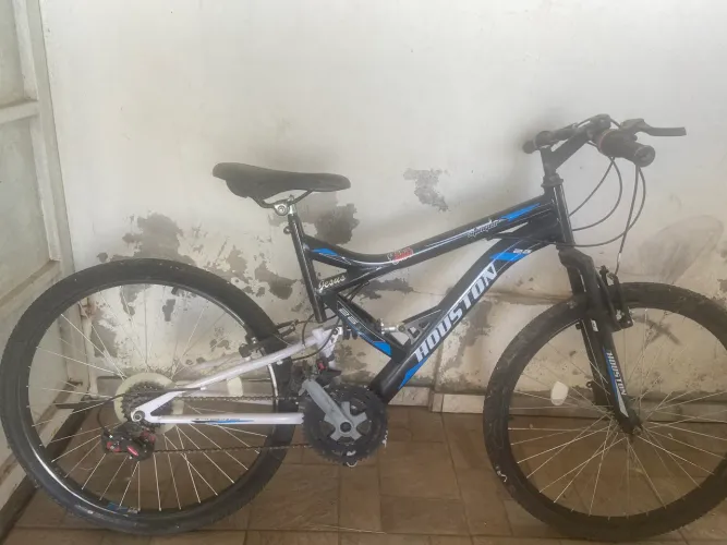 Bicicleta Houston da cor preta,azul e branca aro 26 muito boa e resistente 