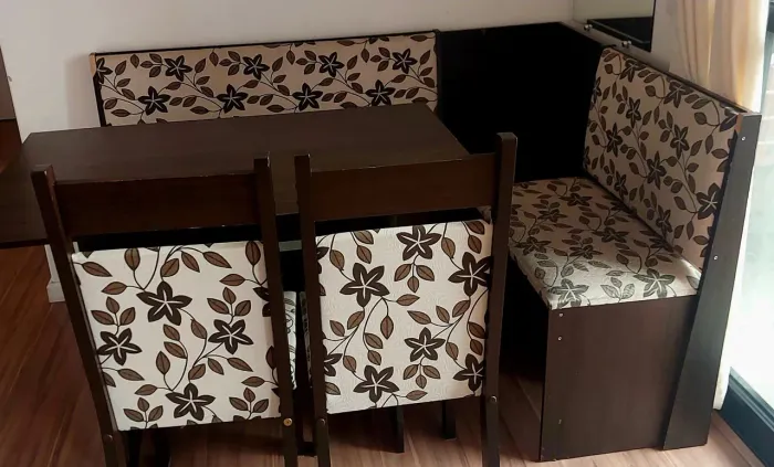 Canto alemão mesa e duas cadeiras