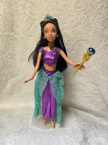 Boneca Jasmine com roupa brilhante azul