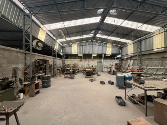 Galpão Industrial à Venda em Itupeva-SP, Bairro Nova Era: 1 Sala, 2 Banheiros, 4 Vagas de 