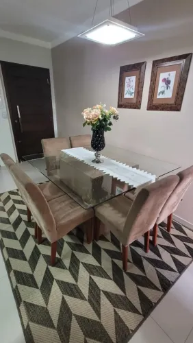 Mesa de jantar com 06 cadeiras