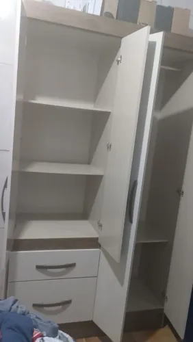 Vendo roupeiro de solteiro 4 portas, 2 gaveta! Não entrego tem que retirar no endereço.