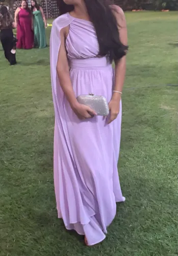 Vestido lavanda/lilás com capa