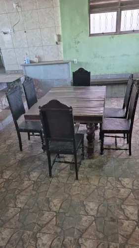 Mesa estilo colonial e 6 cadeiras em couro.