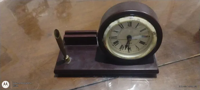 Relógio de mesa com port caneta em madeira numeração romana fucionando