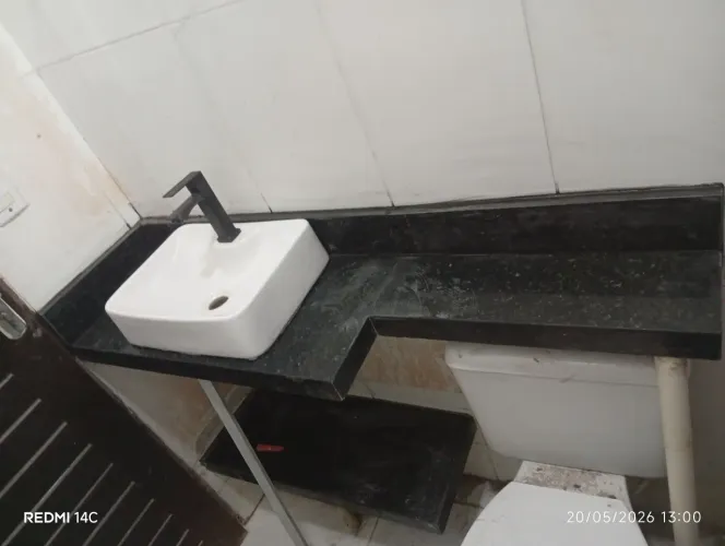 Bancada de banheiro no verde Ubatuba com prateleira