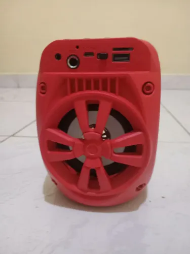 Vende-se uma caixinha de som que pega so rádio so não pega Bluetooth 