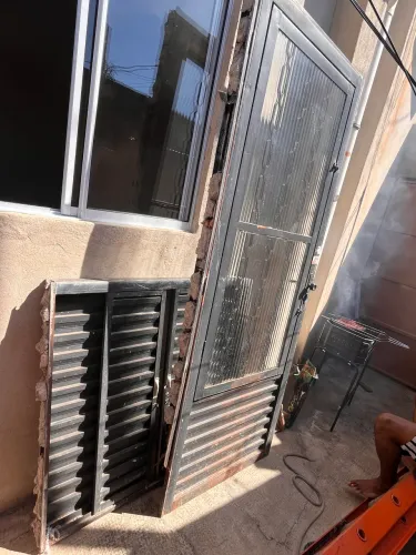 Kit Porta e Janela de Ferro com Vidro Canelado Usadas