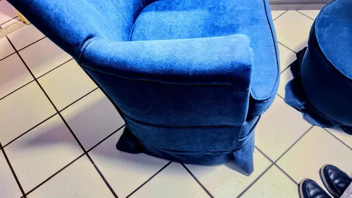 Cadeira de balanço amamentação.  Azul escuro Com puf tecido recém trocado. Igual nova