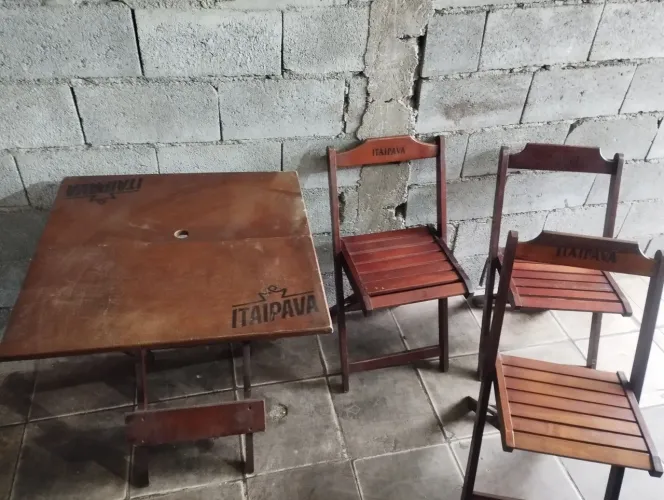 Mesa e cadeiras dobráveis