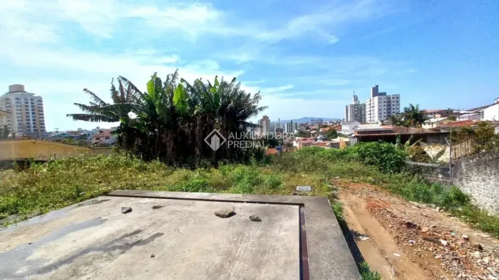 Terreno à venda em Barreiros, São José.