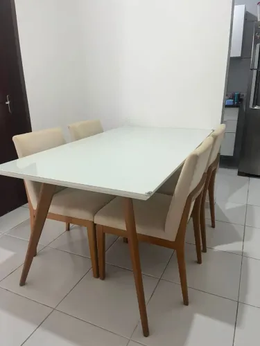 Mesa de jantar com cadeiras