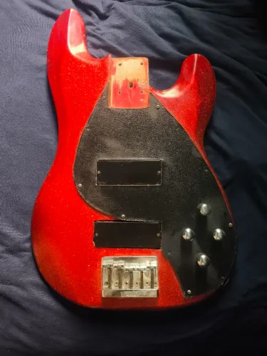 Vendo corpo de baixo 5 cordas  com pré amp 