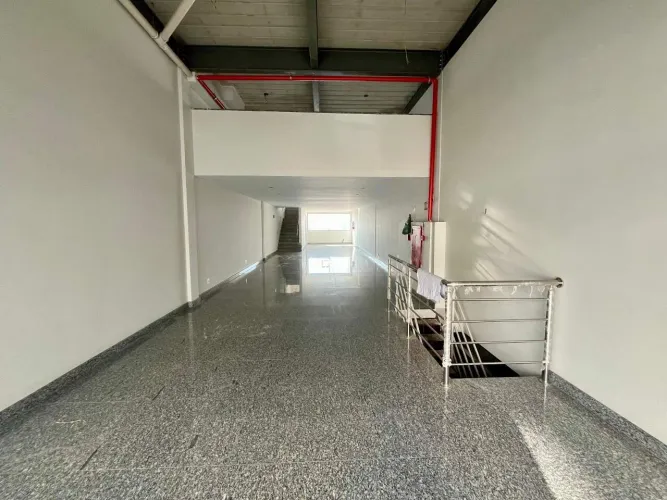 Loja à venda de 177 m² com mezanino, porão de 160 m² e vista panorâmica, entre a Av. Raja