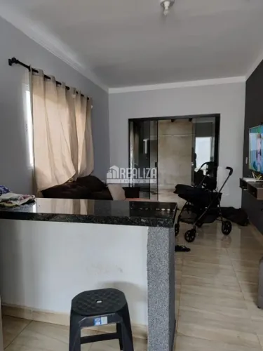 Casa à venda no Loteamento Ilha Bela, Uberaba: 2 dormitórios, cozinha, garagem coberta e m
