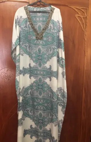 Vestido longo estampado em tons de verde, branco e cinza, com belo acabamento de pedrarias
