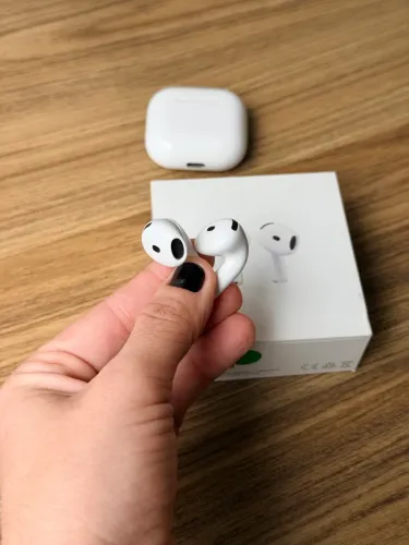 AirPods 4 - Fone Apple (sem cancelamento)
