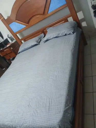 Cama com cabeceira e colchão