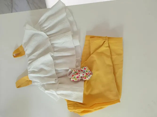 Conjunto amarelo e branco com laço 