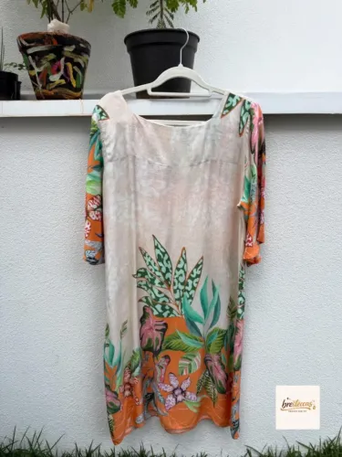 Vestido Curto Estampado Tropical e Folhagens - Tamanho G