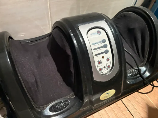 Massageador de pés e pernas modelo Relaxmedic Foot Massager Plus.  