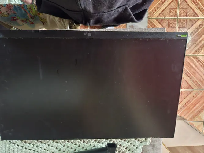 Monitor Lg Ultragear 24 pol ips Tela Quebrada