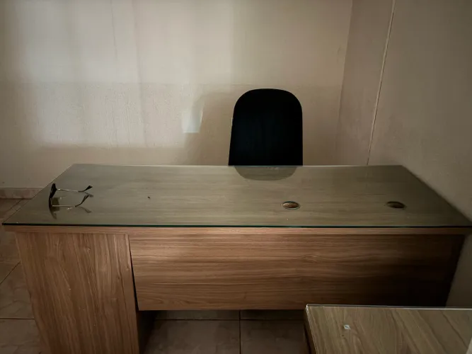 Mesa de escritório com vidros