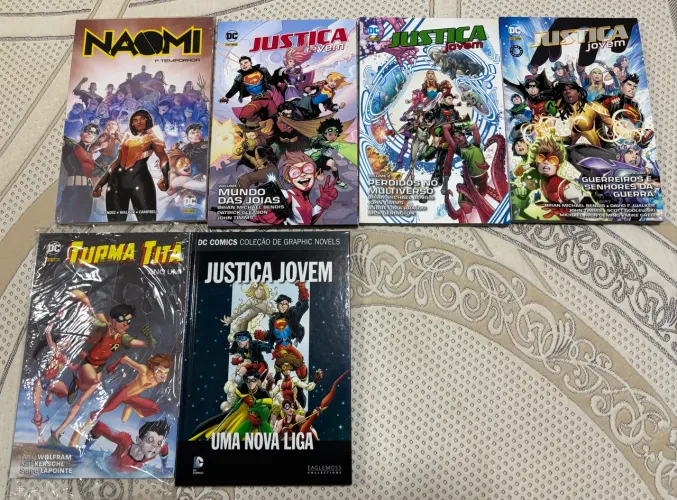 Justiça Jovem + Turma Titã Ano Um + Naomi - 6 edições - Panini e Salvat