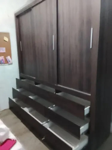 Vendo guarda roupa no valor de 800 reais com entrega e montagem