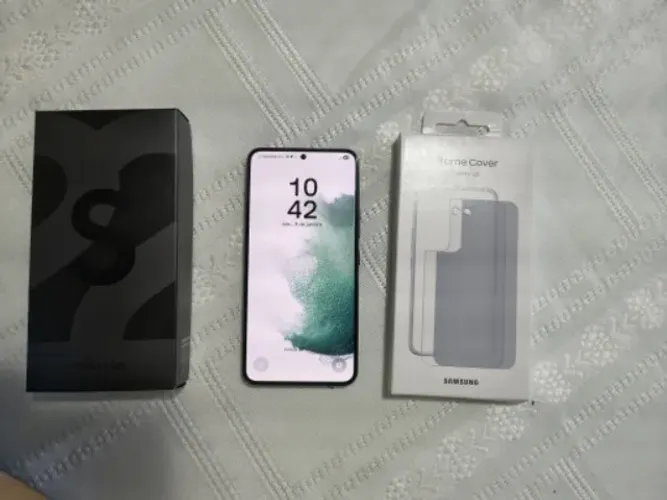 Samsung Galaxy S22 com capinha original da Samsung