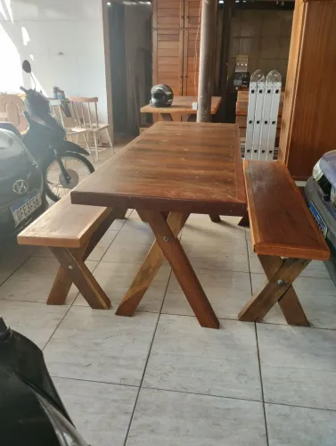 Mesa de madeira pura com 2 bancos