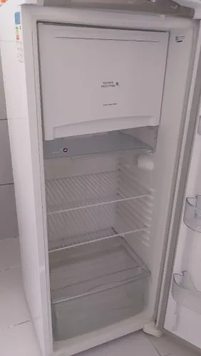 Vende-se uma geladeira ela só está faltando colocar o gás aí quero vender ela por 600 