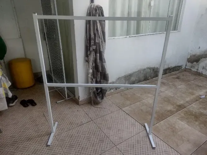 Arara de roupas em metalom e tinta automotiva
