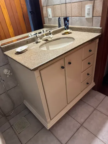 Bancada e armário banheiro 