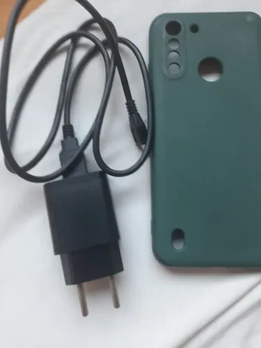 Carregador de celular Motorola e uma capinha de celular öriginal