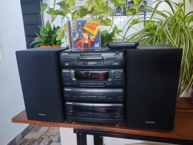 Fica um system Panasonic antigo<br>CD STEREO SYSTEM<br><br>SA-CH52