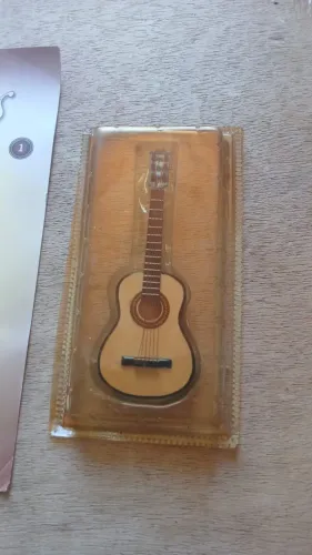 miniatura de um violão acompanha revista da editora salvat