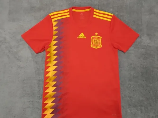 Camisa Oficial Espanha 2018 Adidas, tamanho P (48x71cm).