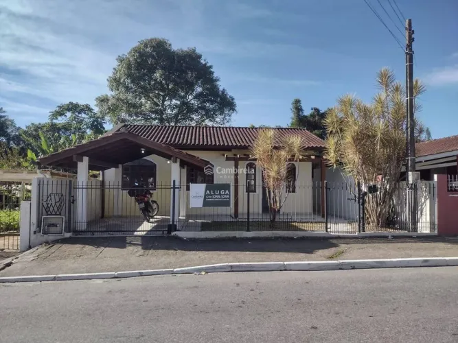 Casa residencial para locação com 03 dormitórios no bairro Forquilhas